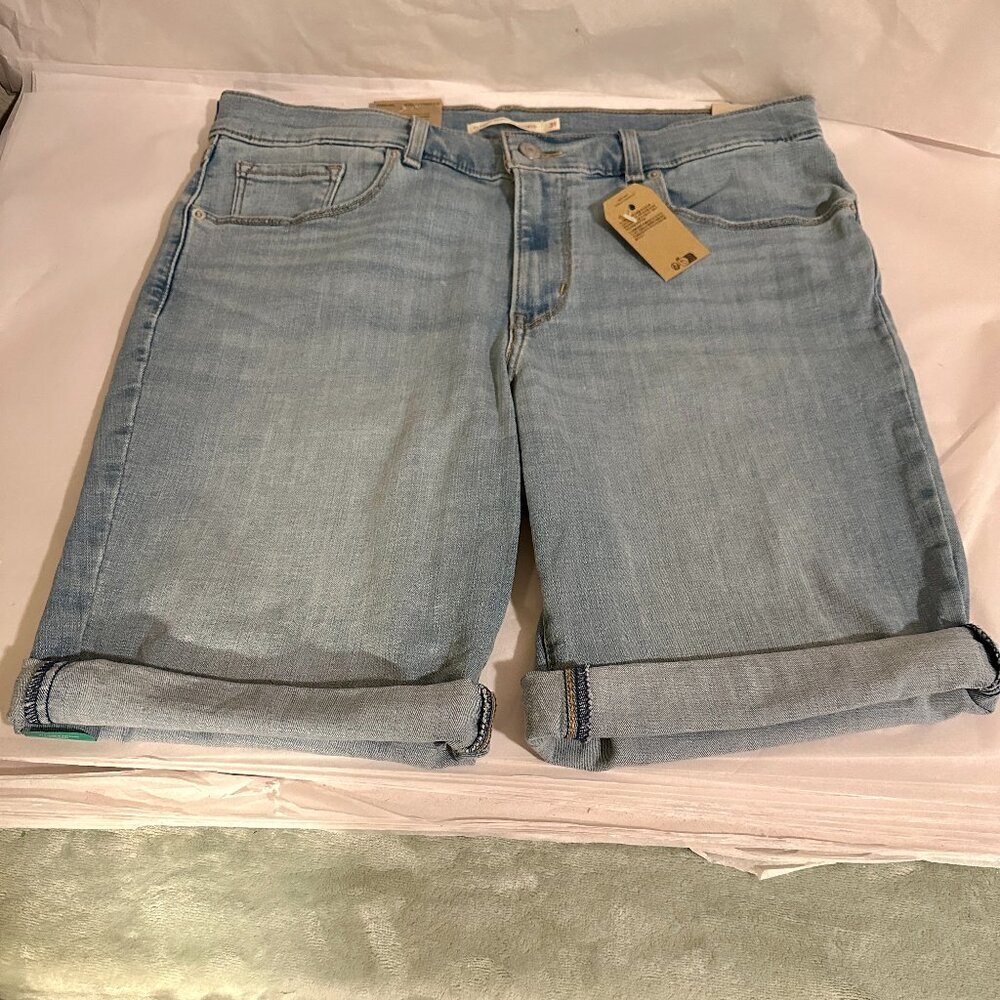 Levi's Women's Classic Bermuda Jean Shorts Size 4 Mid Rise Slim Throughout NEW